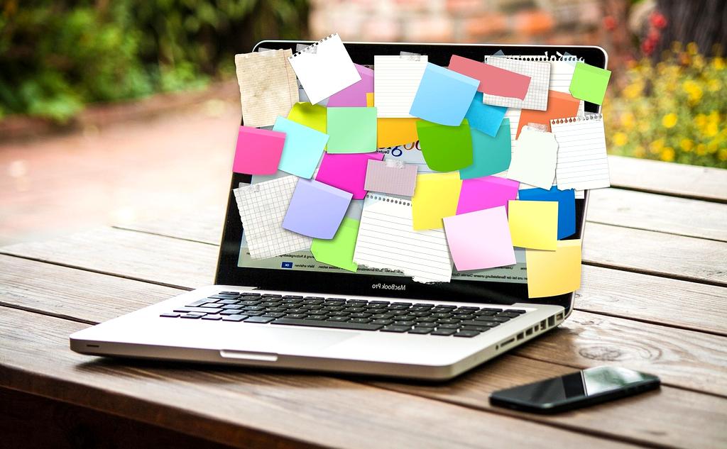 Holographic world map showing connected learners collaborating on digital projects worldwide