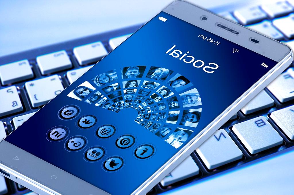 Holographic brain interface with neural pathways connecting to quantum learning modules